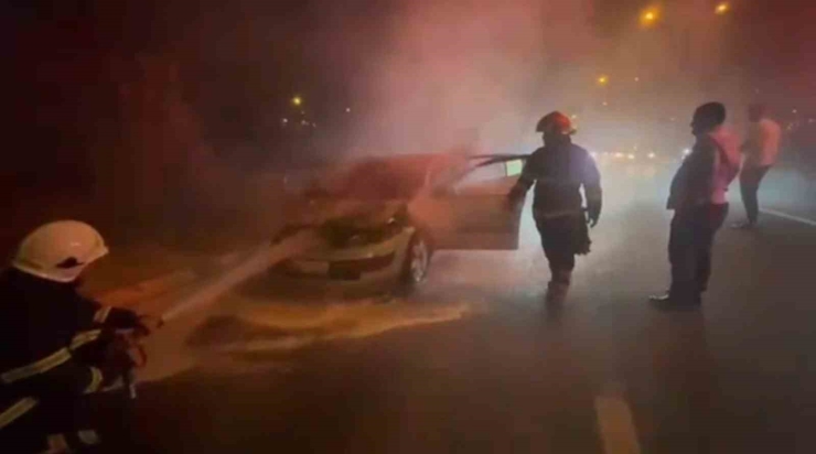 Şanlıurfa’da Otomobil Yanarak Kullanılamaz Hale Geldi
