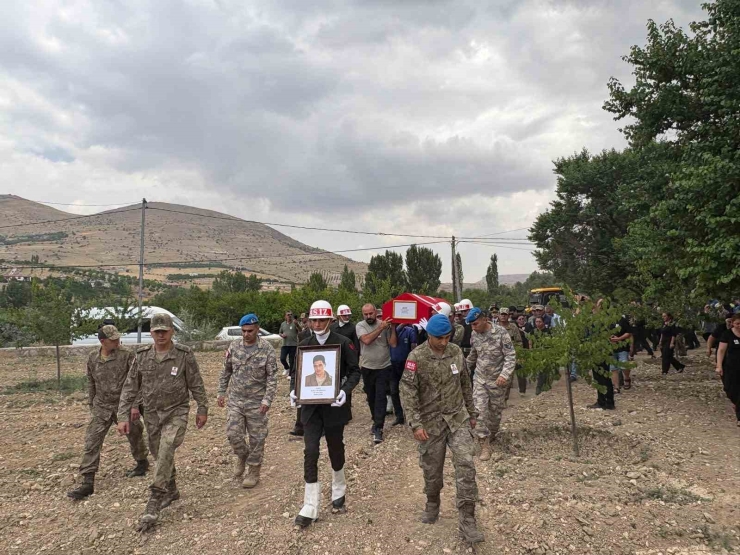 Şehit Kemal Demirbaş’ın Naaşı 26 Yıl Sonra Aile Mezarlığına Nakledildi