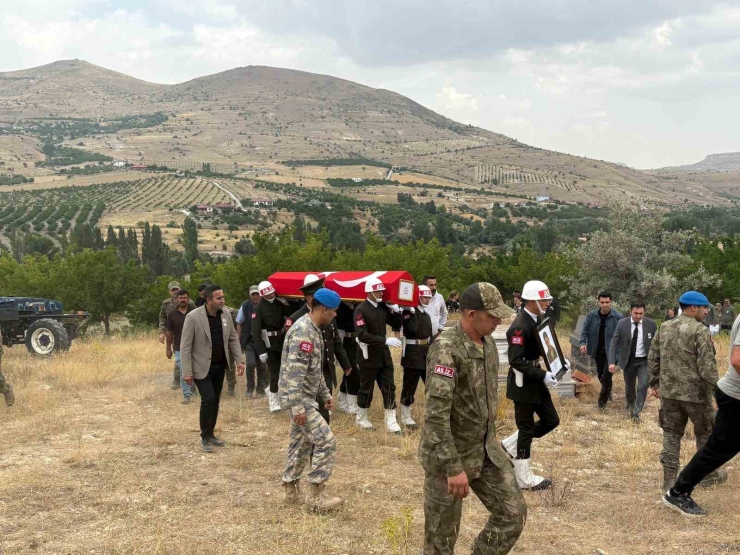 Şehit Kemal Demirbaş’ın Naaşı 26 Yıl Sonra Aile Mezarlığına Nakledildi