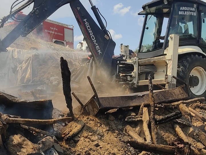 Malatya’da Ahır Yangını: 10 Küçükbaş Hayvan Telef Oldu