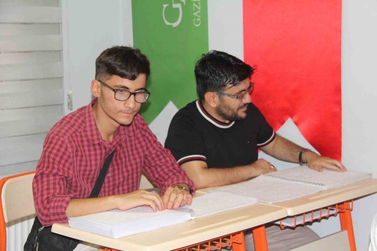 Görme Engelliler, Kur’an-ı Kerim’i Parmaklarının Ucuyla Öğreniyor