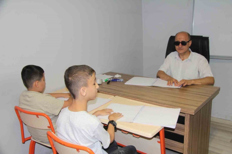 Görme Engelliler, Kur’an-ı Kerim’i Parmaklarının Ucuyla Öğreniyor