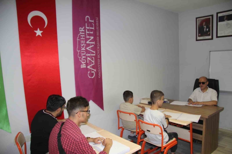 Görme Engelliler, Kur’an-ı Kerim’i Parmaklarının Ucuyla Öğreniyor