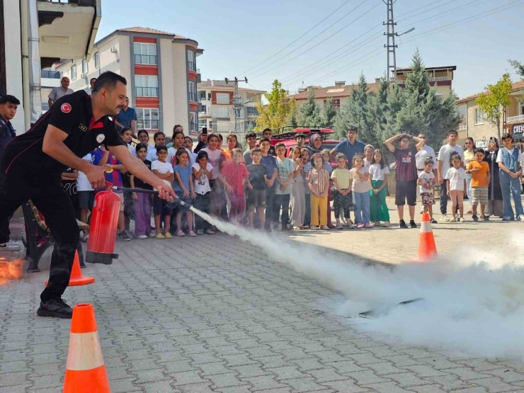 Büyükşehir Belediyesi Semt Konakları Öğrencilerine Deprem Ve Yangın Eğitimi Verildi