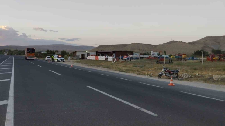 Darende’de Otomobil Motosiklete Çarptı: 1 Yaralı