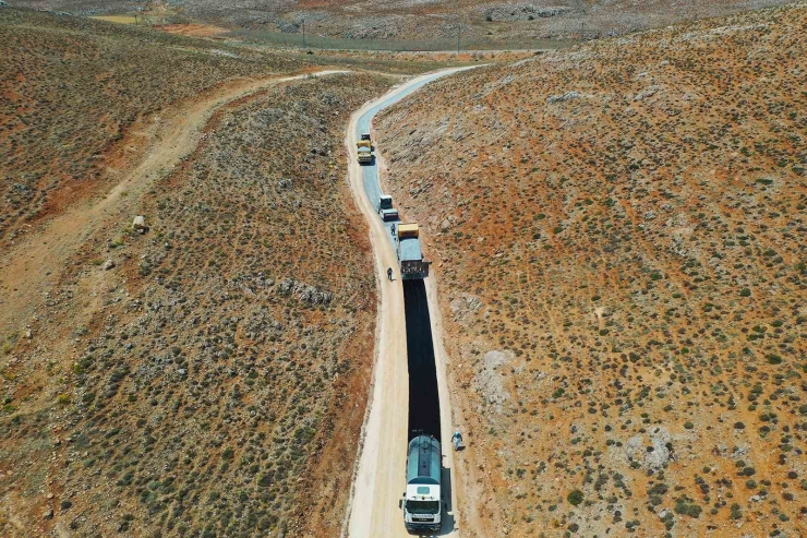 Malatya Büyükşehir Belediyesi’nin Kırsaldaki Yol Mesaisi Sürüyor
