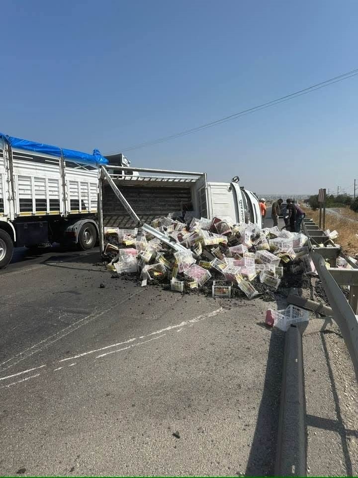 Gaziantep’te Lastiği Patlayan Kamyonet Yan Yattı: 2 Yaralı