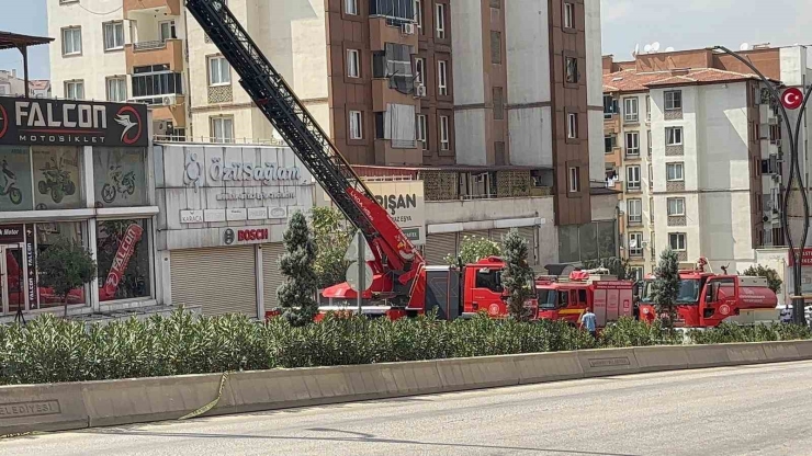 Binanın Alt Katındaki Dükkanda Çıkan Yangında Dumandan Etkilenen 15 Kişi Yaralandı