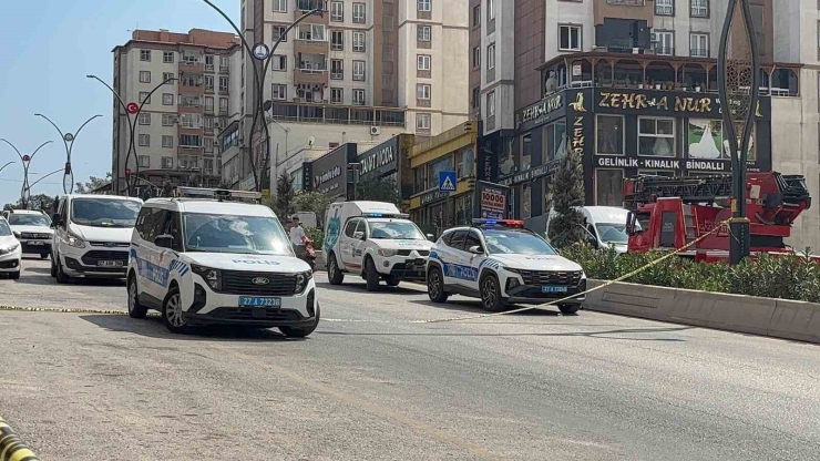 Binanın Alt Katındaki Dükkanda Çıkan Yangında Dumandan Etkilenen 15 Kişi Yaralandı
