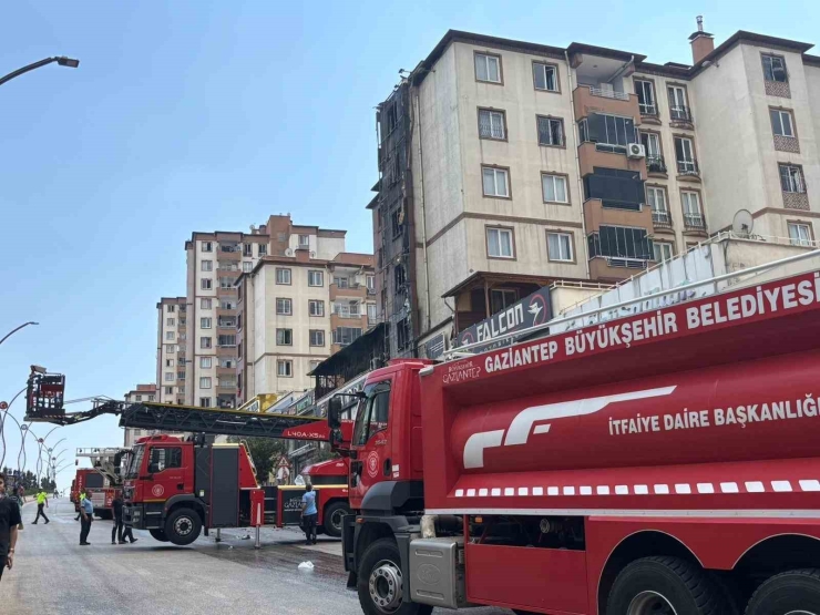 Binanın Alt Katındaki Dükkanda Çıkan Yangında Dumandan Etkilenen 15 Kişi Yaralandı