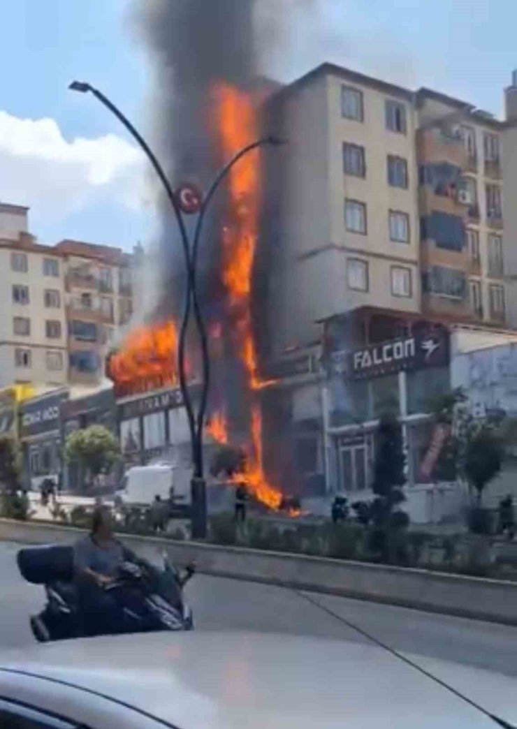 Binanın Alt Katındaki Dükkanda Çıkan Yangında Dumandan Etkilenen 15 Kişi Yaralandı
