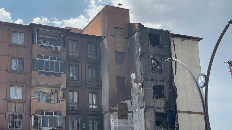 Binanın Alt Katındaki Dükkanda Çıkan Yangında Dumandan Etkilenen 15 Kişi Yaralandı