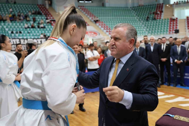 Bakan Bak: "diyarbakır’a Yaklaşık 3.5 Milyar Lira Spor Yatırımı, Tesis Yatırımı Yapacağız"