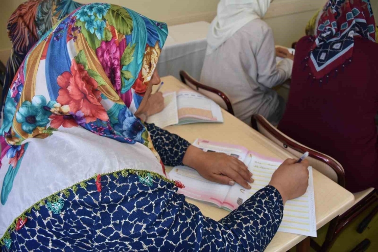 Okuma Yazma Kursu Öğrenmenin Yaşının Olmadığını Gösteriyor