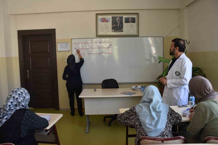 Okuma Yazma Kursu Öğrenmenin Yaşının Olmadığını Gösteriyor