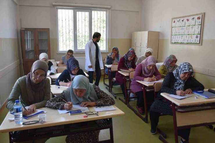 Okuma Yazma Kursu Öğrenmenin Yaşının Olmadığını Gösteriyor