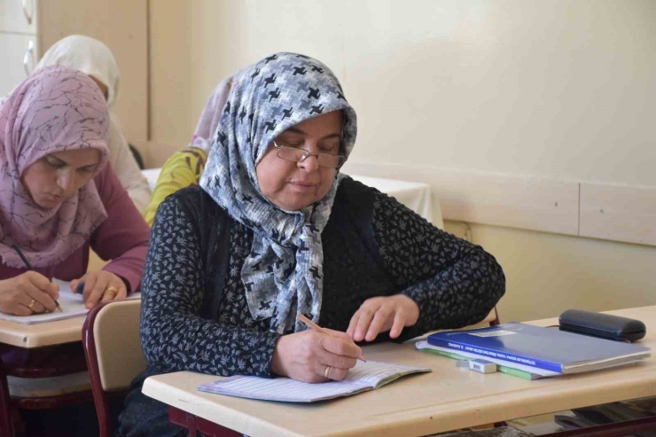 Okuma Yazma Kursu Öğrenmenin Yaşının Olmadığını Gösteriyor