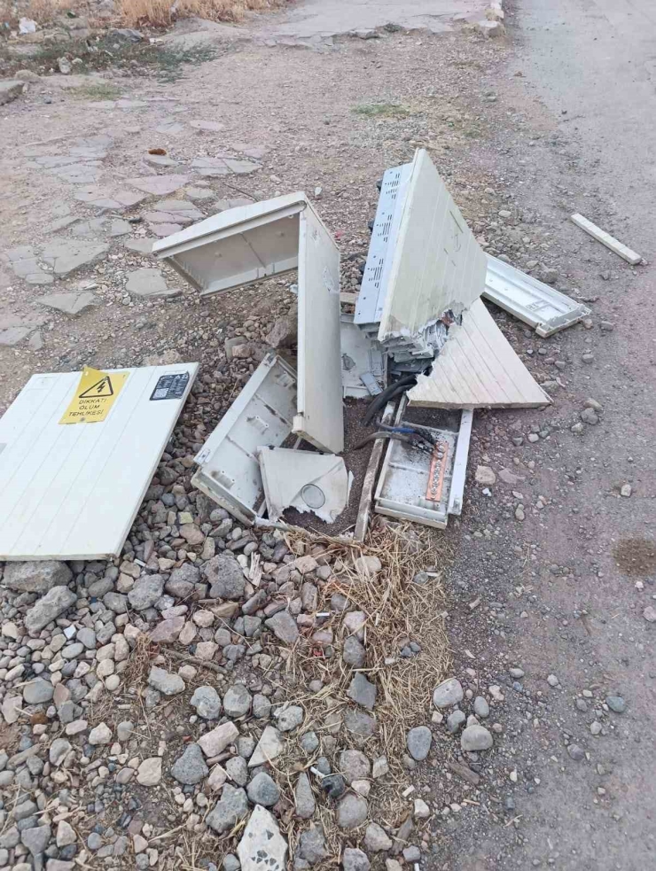 Parçalanan Elektrik Trafosu Tehlike Saçıyor