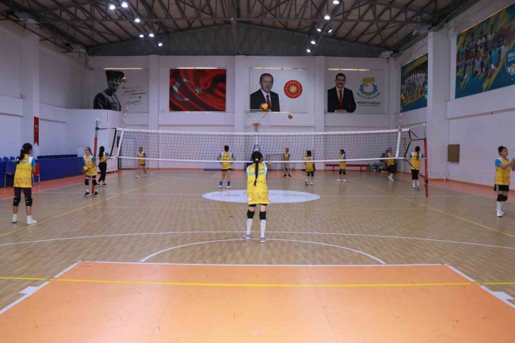 Haliliye Belediyesi Voleybolun Yıldızlarını Keşfediyor