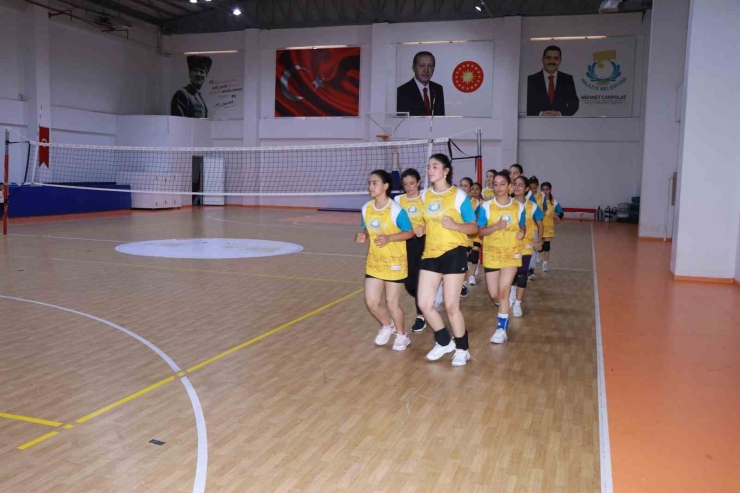 Haliliye Belediyesi Voleybolun Yıldızlarını Keşfediyor