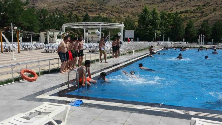 Malatya’da Sıcak Havalardan Bunalan Vatandaşlar Havuzlara Akın Etti