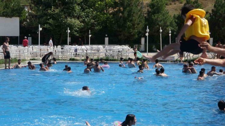Malatya’da Sıcak Havalardan Bunalan Vatandaşlar Havuzlara Akın Etti