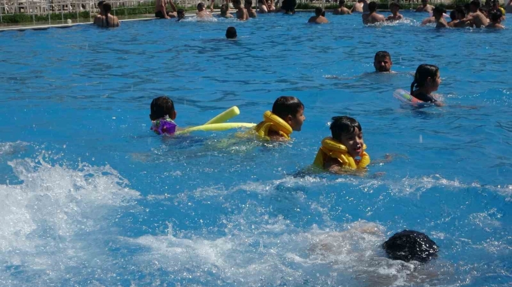 Malatya’da Sıcak Havalardan Bunalan Vatandaşlar Havuzlara Akın Etti