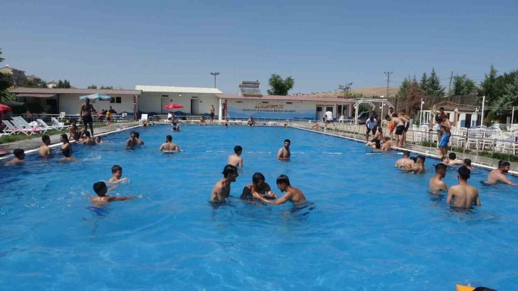 Malatya’da Sıcak Havalardan Bunalan Vatandaşlar Havuzlara Akın Etti