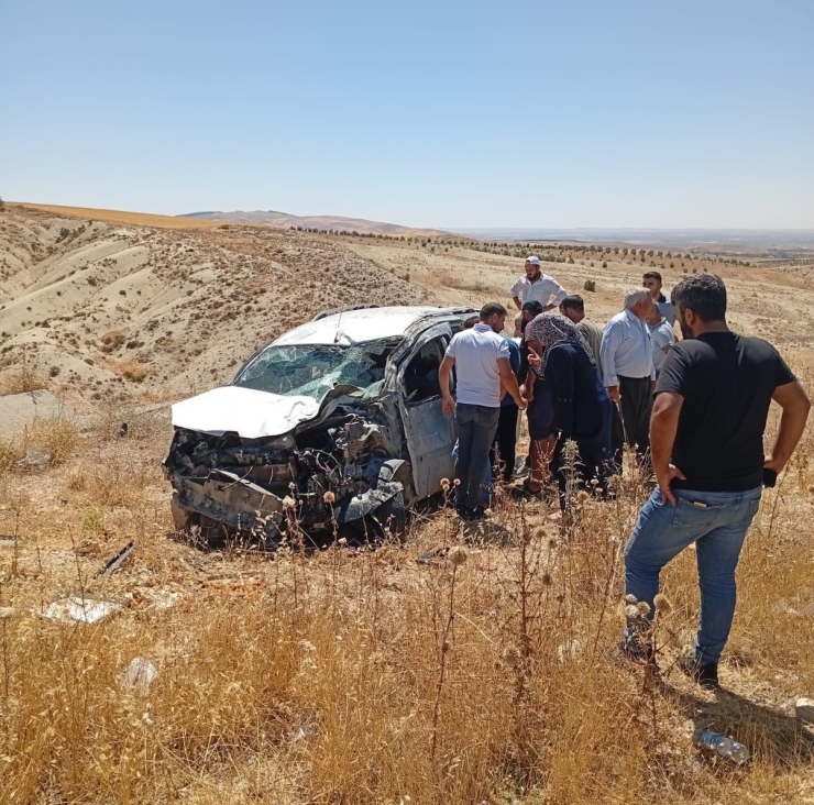 Hafif Ticari Araç Şarampole Yuvarlanarak Takla Attı