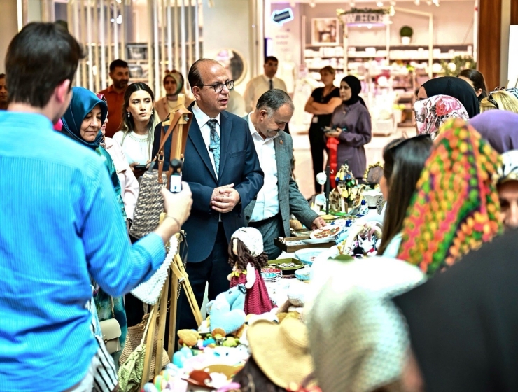 Yeşilyurt’ta Kadınların El Emeği Eserleri Sergilendi