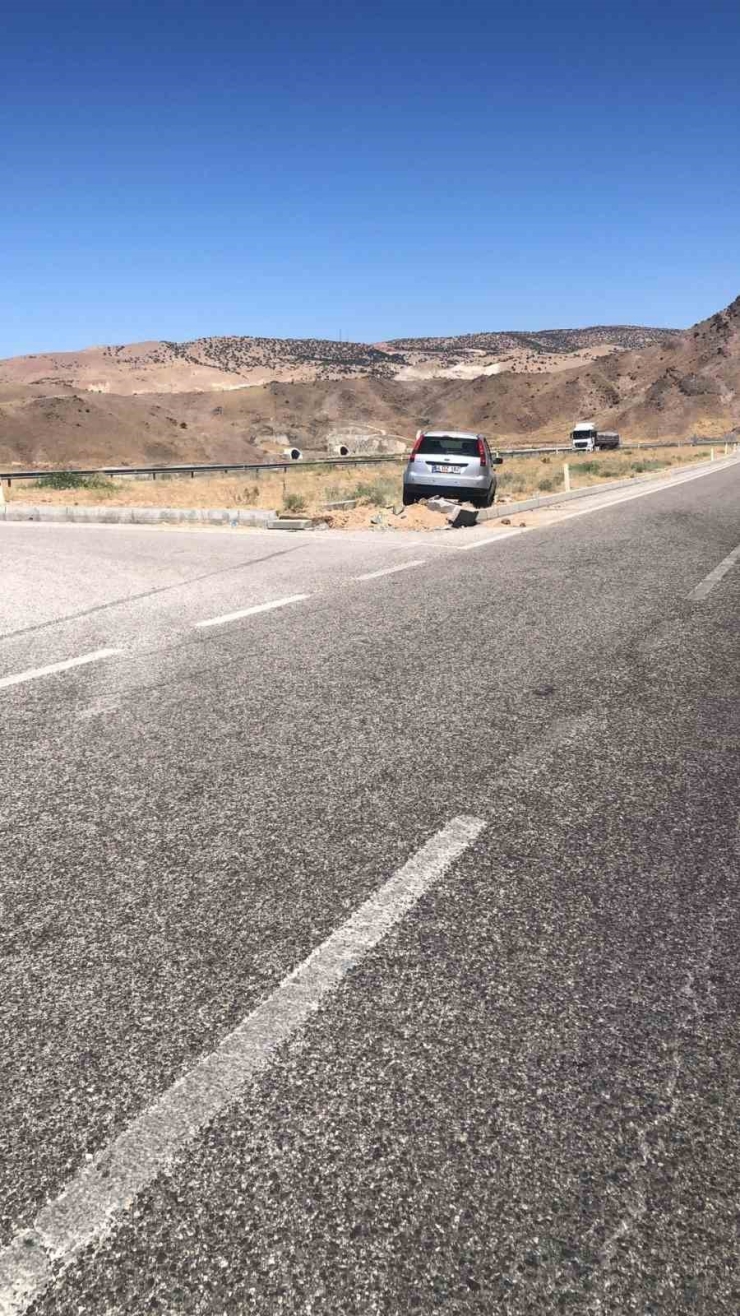 Kontrolden Çıkan Otomobil Orta Refüje Çıktı: 1 Yaralı
