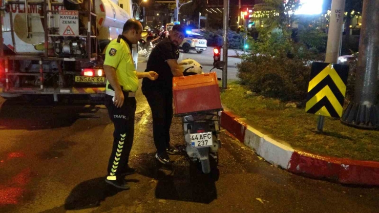Malatya’da Motokurye Kazada Yaralandı