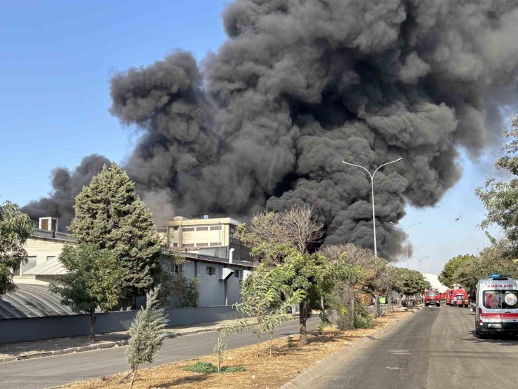 Gaziantep’te Geri Dönüşüm Tesisinde Büyük Yangın