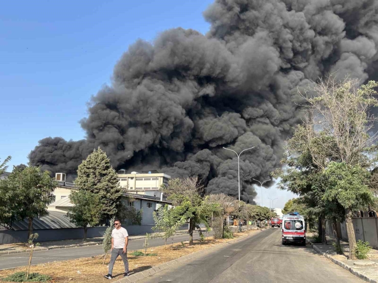 Gaziantep’te Geri Dönüşüm Tesisinde Büyük Yangın