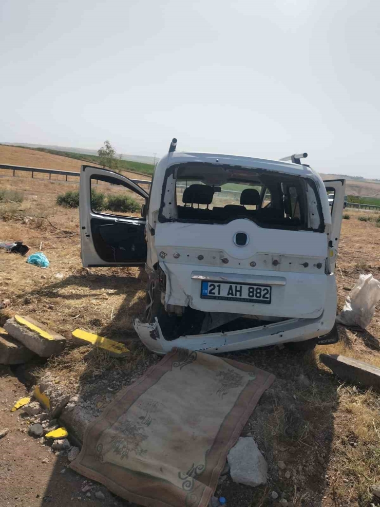 Diyarbakır’da Hafif Ticari İle Otomobil Çarpıştı: 5 Yaralı