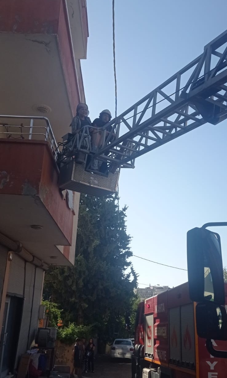 Yangında Mahsur Kalan Yaşlı Kadın İle Çocuk Kurtarıldı