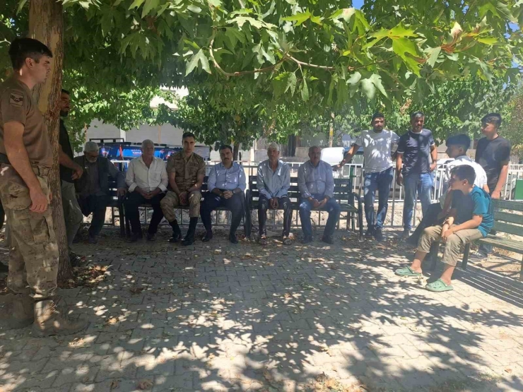Dicle Kaymakamı Atış, Şehit Ailesi, Asker Ve Vatandaşlarla Buluştu