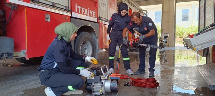 Belediye İtfaiyesinde Staj Yapan Kadın Stajyerler, Cesaretiyle Dikkat Çekti