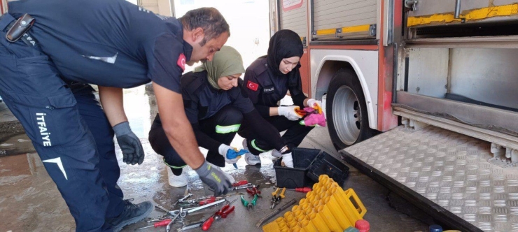 Belediye İtfaiyesinde Staj Yapan Kadın Stajyerler, Cesaretiyle Dikkat Çekti
