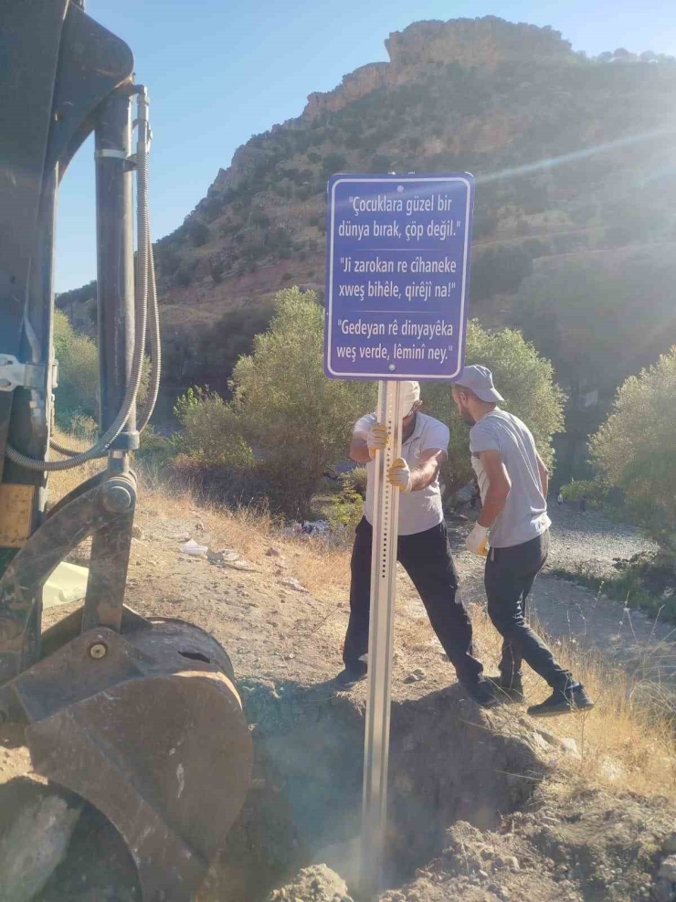 Eğil Belediyesi Piknik Alanlarının Temiz Tutulması İçin 3 Dilde Uyarı Levhaları Yerleştirdi