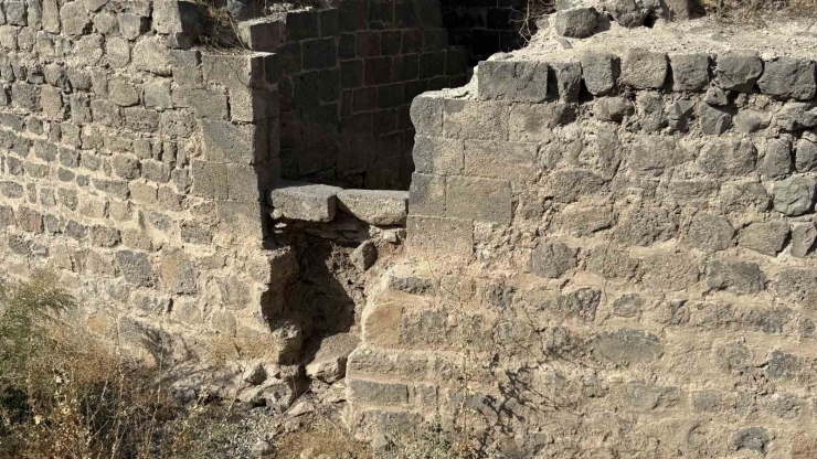 Diyarbakır’da Saint George Kilisesi’nin Hiçbir Zaman Hamam Olarak Kullanılmadığını İspatlayan Kitabe Ortaya Çıktı