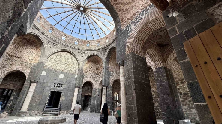 Diyarbakır’da Saint George Kilisesi’nin Hiçbir Zaman Hamam Olarak Kullanılmadığını İspatlayan Kitabe Ortaya Çıktı