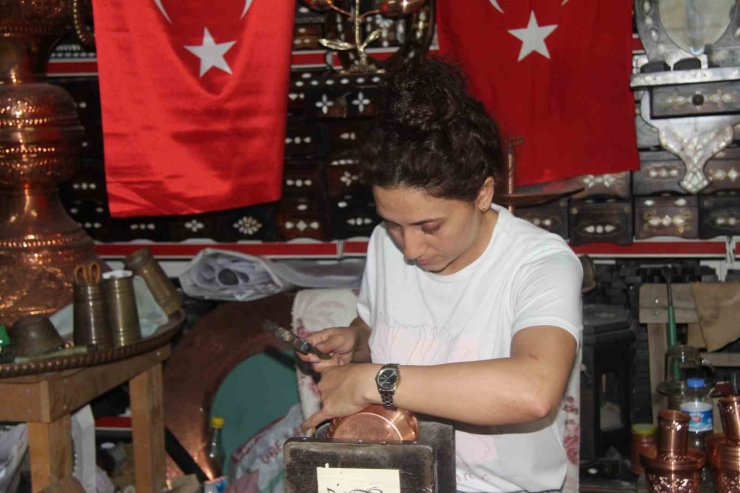 Erkek İşi Diyenlere İnat Bakır İşleme Ustası Oldular