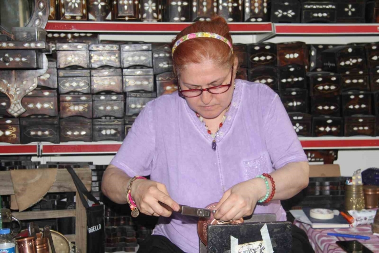 Erkek İşi Diyenlere İnat Bakır İşleme Ustası Oldular
