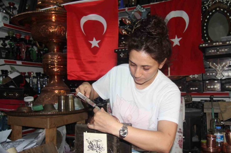 Erkek İşi Diyenlere İnat Bakır İşleme Ustası Oldular