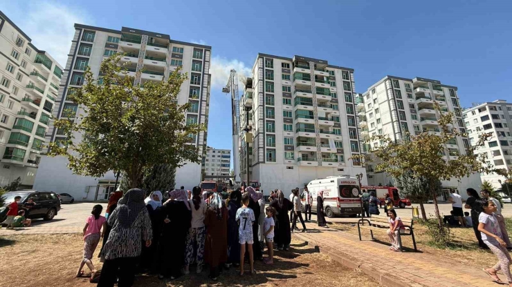 Diyarbakır’da 8 Katlı Binada Korkutan Yangın: Vatandaşlar Tahliye Edildi