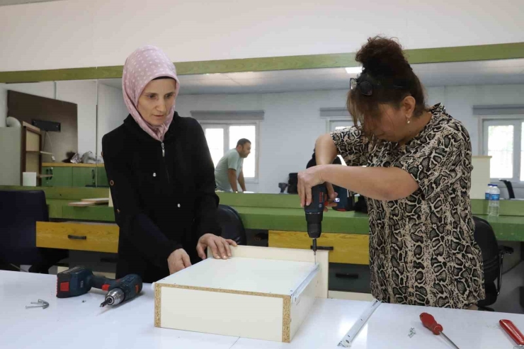 Kadınlar İçin Başlatılan Mobilya Kurulum Ve Onarım Eğitimi Tamamlandı