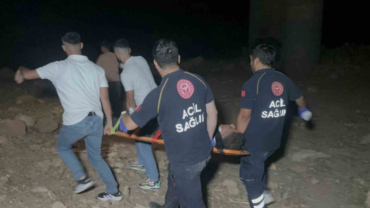 Motosiklet Uçurumdan Yuvarlandı: 1 Ağır Yaralı