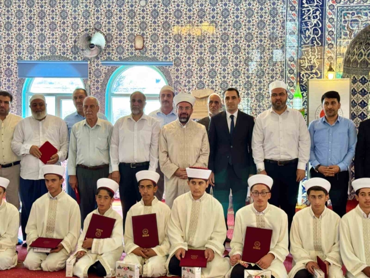 Diyarbakır’da 12 Öğrenci Hafızlık İcazet Belgelerini Aldı