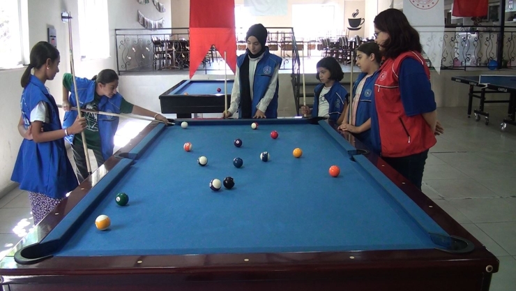 Pütürgeli Genç Kızlardan Bilardo Kursuna Yoğun İlgi